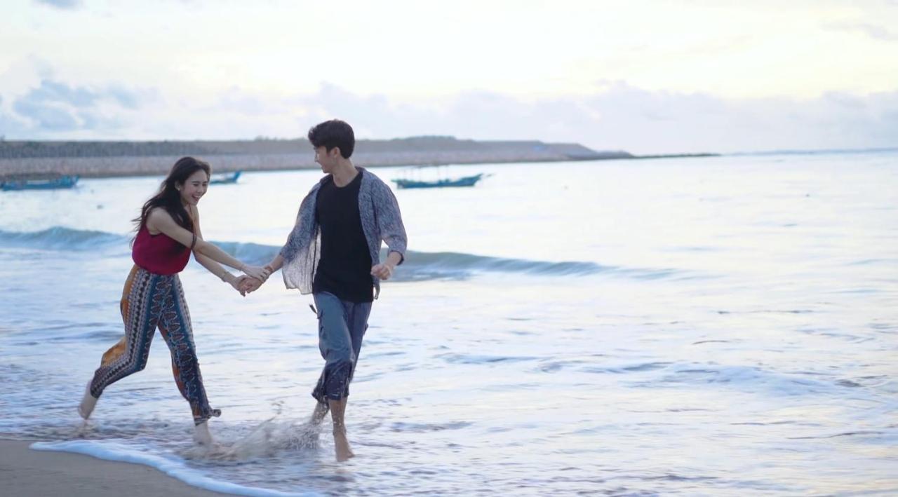The Patra Bali Resort & Villas - Chse Certified Kuta Lombok Exterior foto A couple holding hands